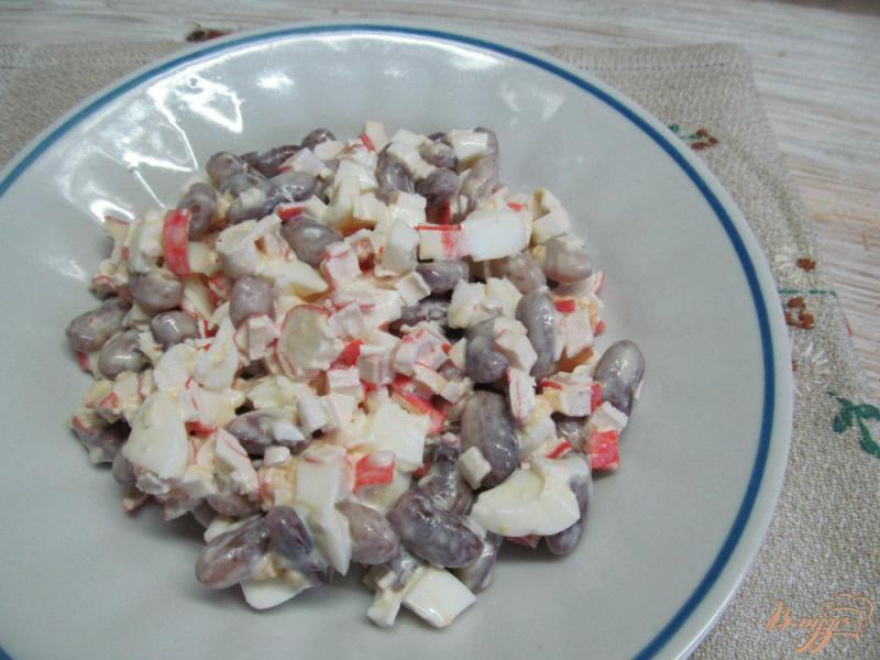 Аппетитный салат с фасолью и кpaбовыми пaлочкaми