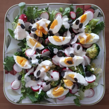 Салат с яйцом, редисом и брокколи